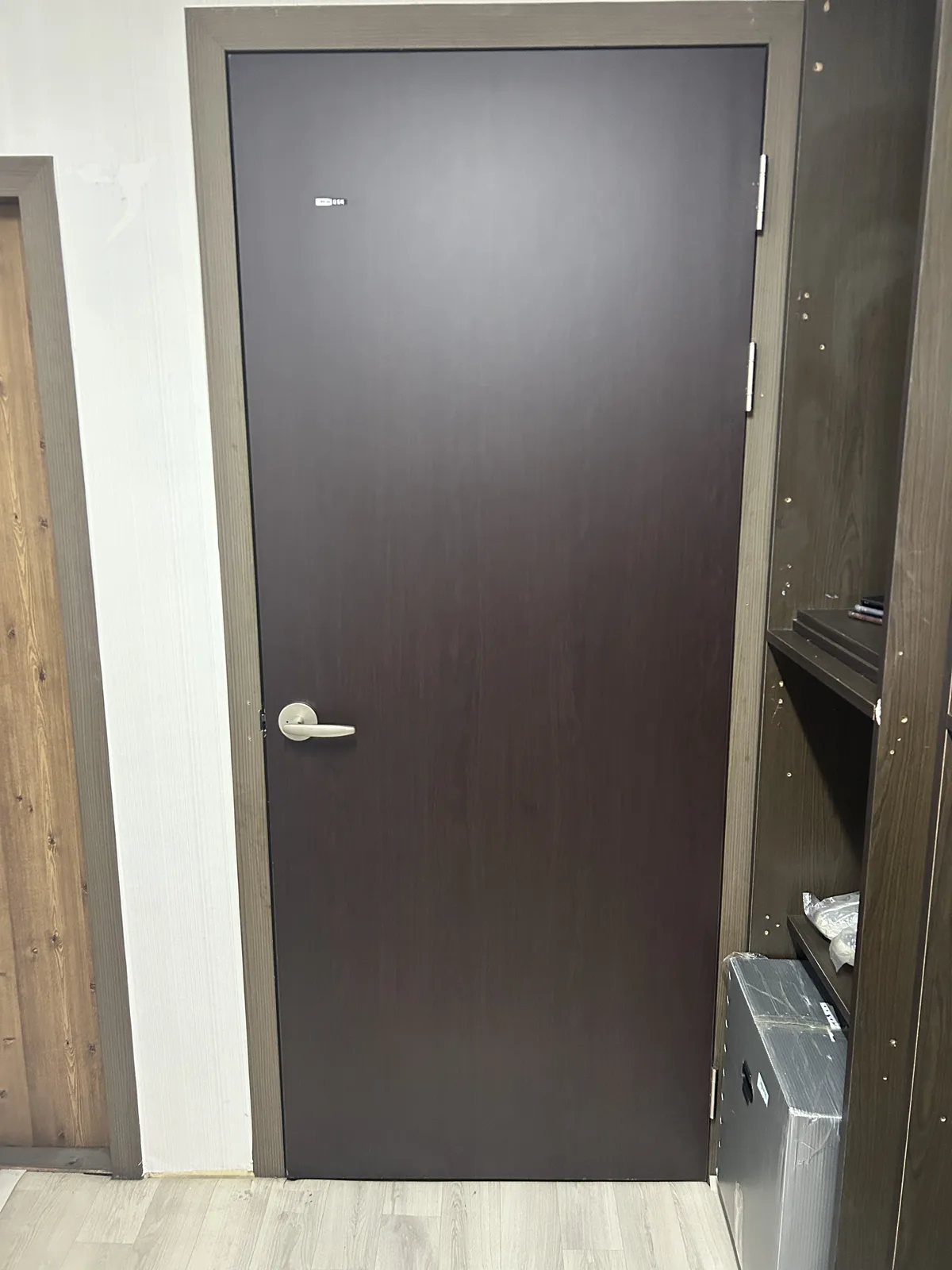 새로 설치를 마친 방문
