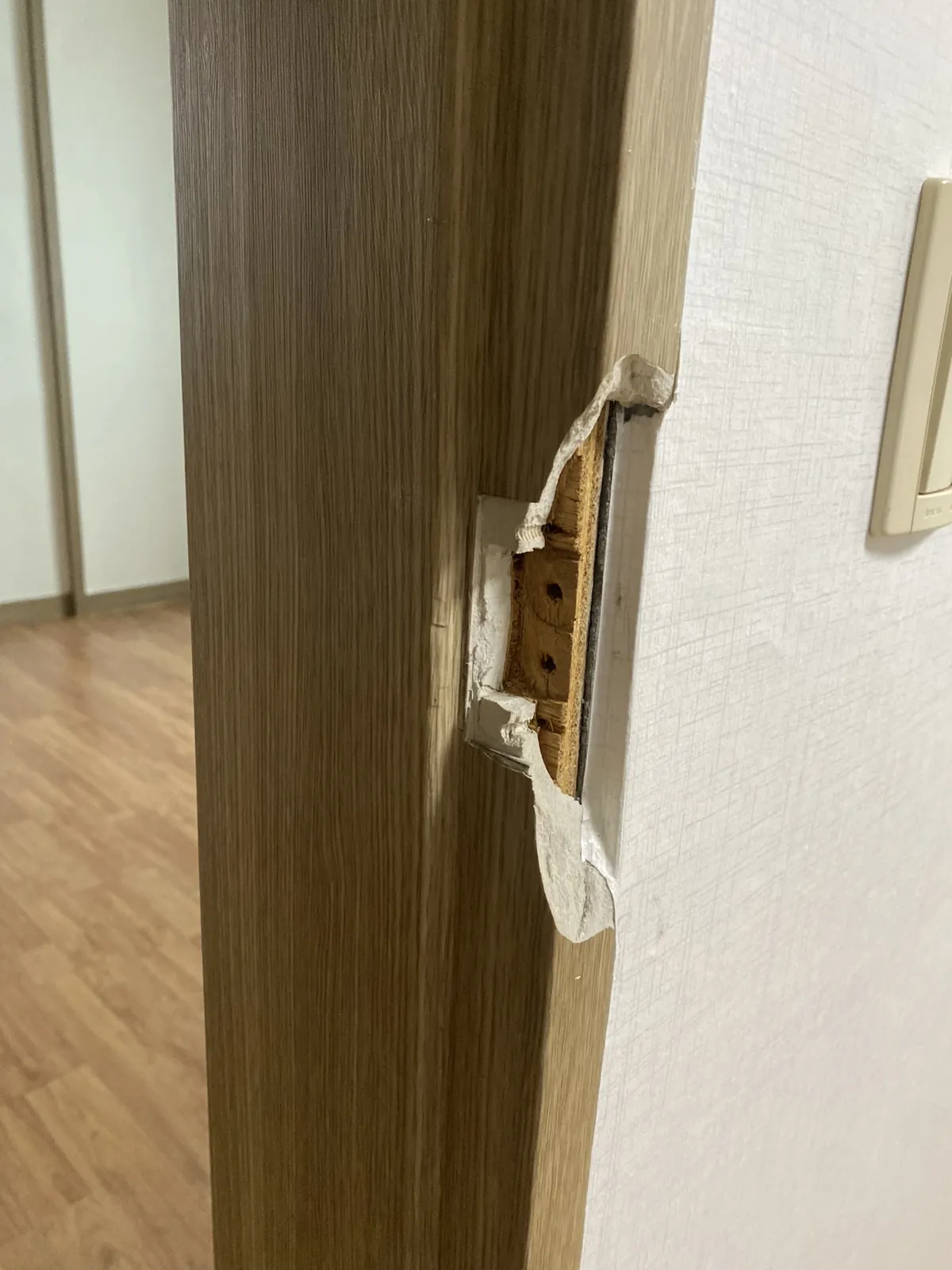 광교 표면이 손상된 방문, 복원 전 상태