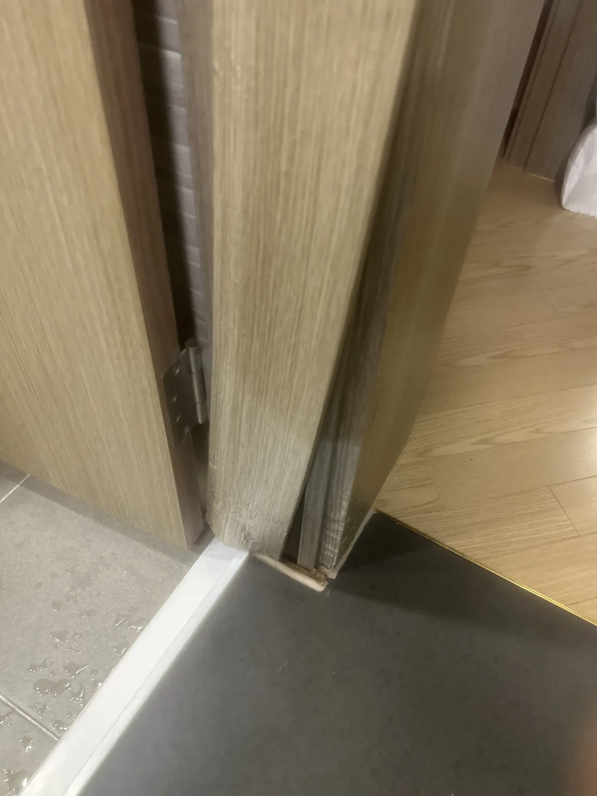 색상 마감까지 정리한 문틀 모서리