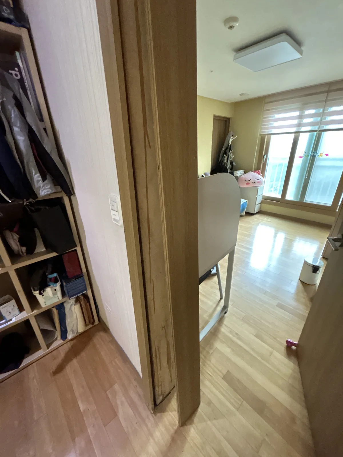 문이 잘 닫히지 않는 상태를 보여주는 문틀