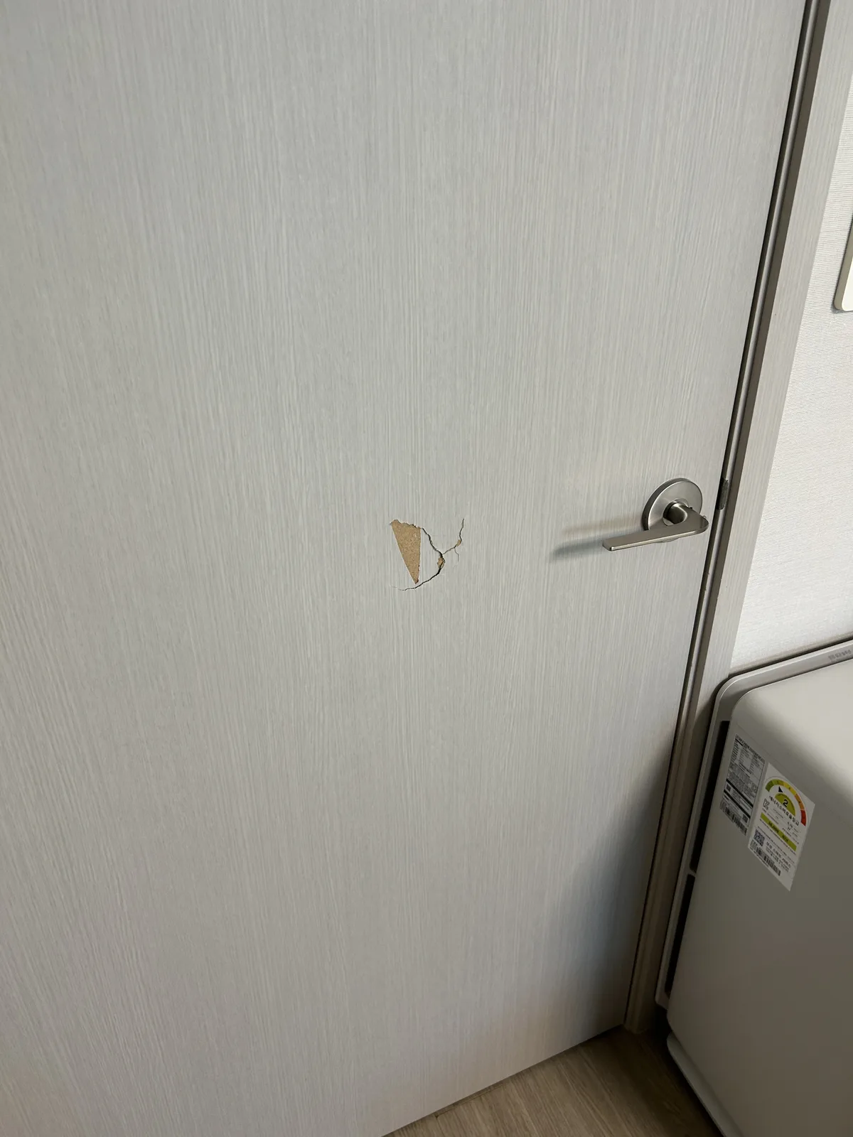 휘고 뒤틀려 문틀과 어긋난 방문, 방문 전