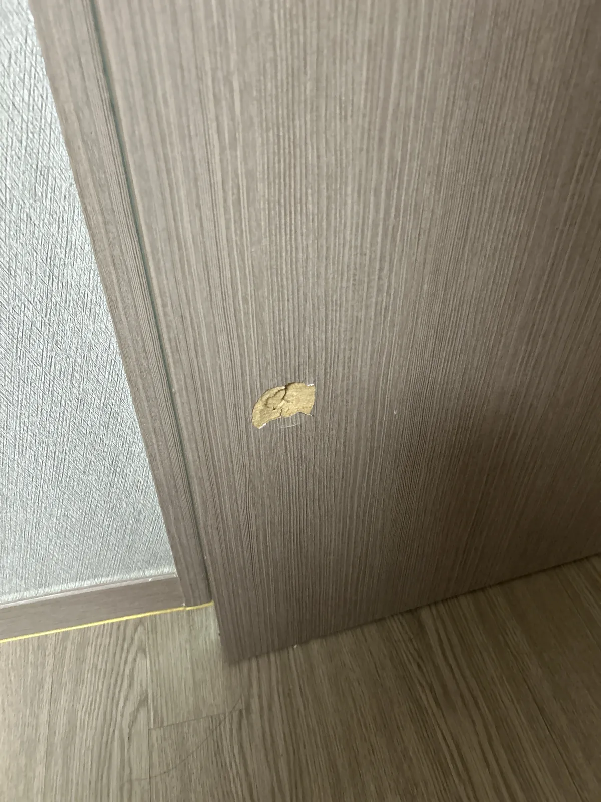 모서리 부위가 찍힌 방문, 복원 작업 전 상태