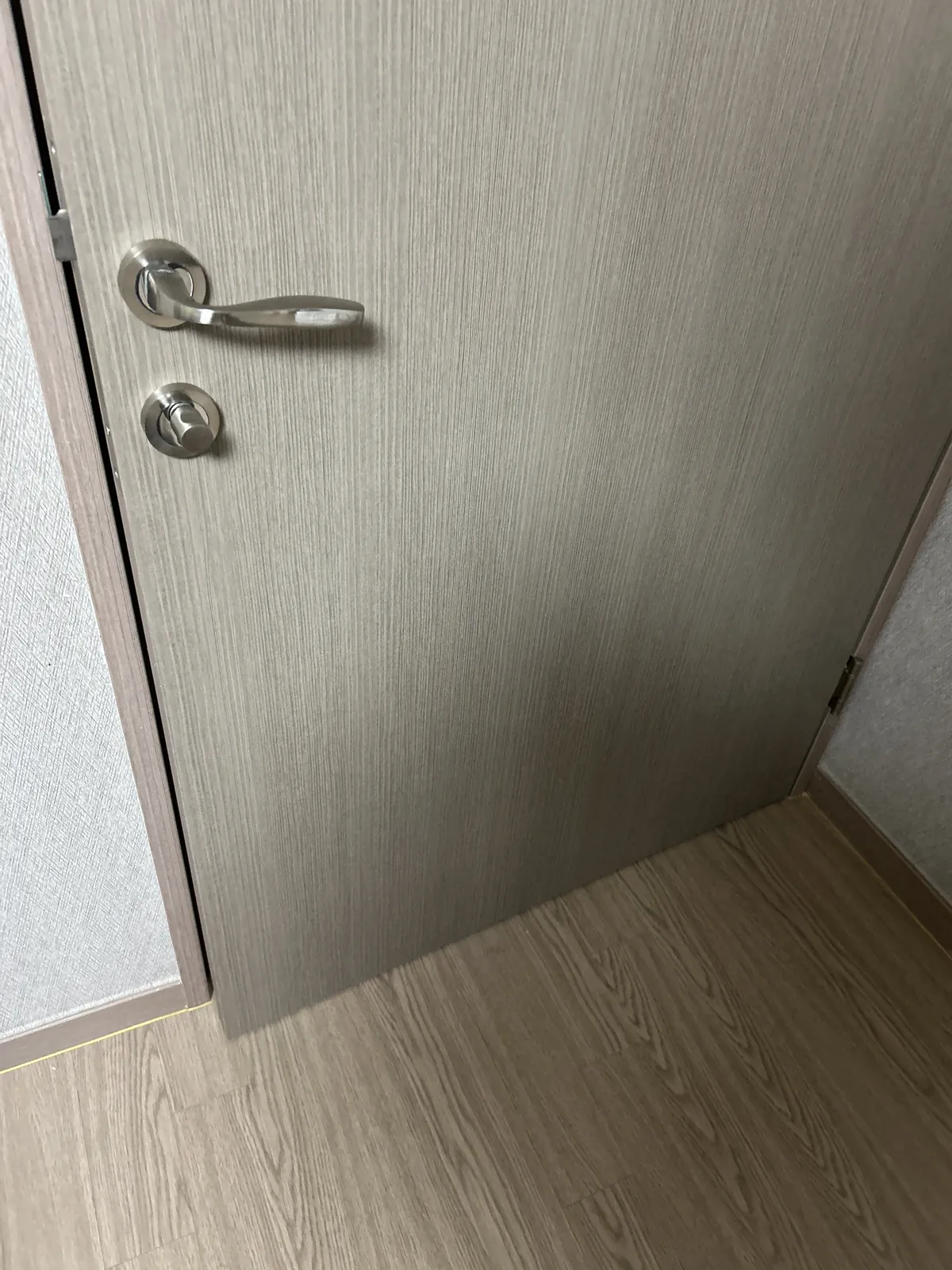 정리를 마친 방문, 복원 후 상태