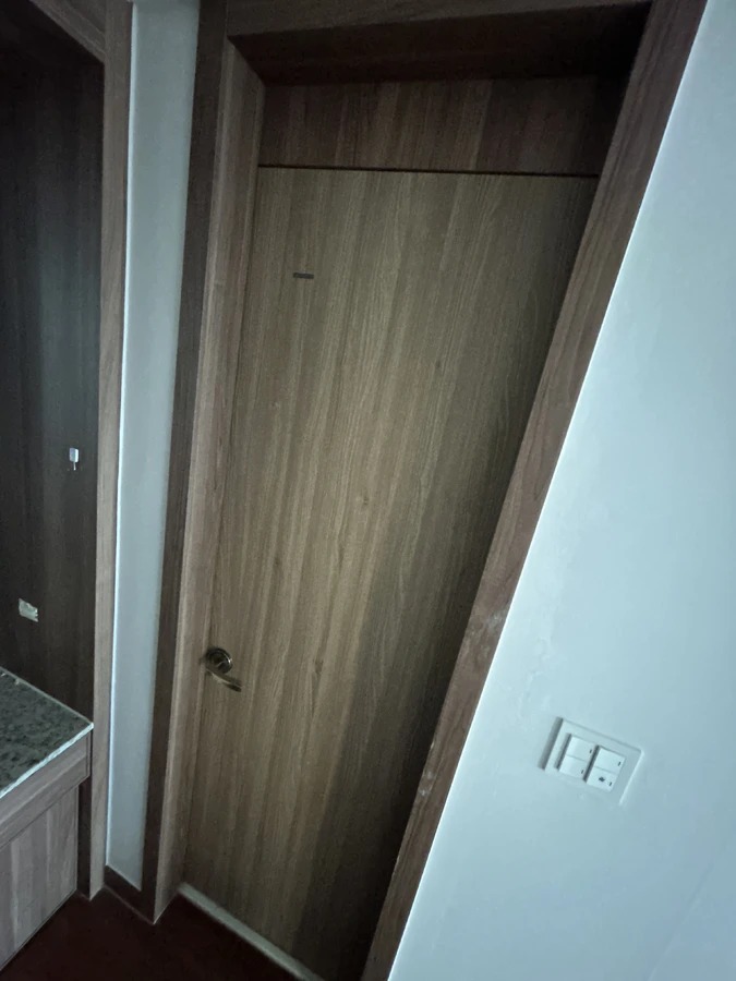 정리를 마친 문틀과 손잡이 주변, 방문 후